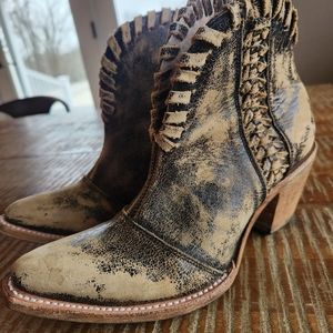 Circle G corral distressed leather heeled booties size 7 womens